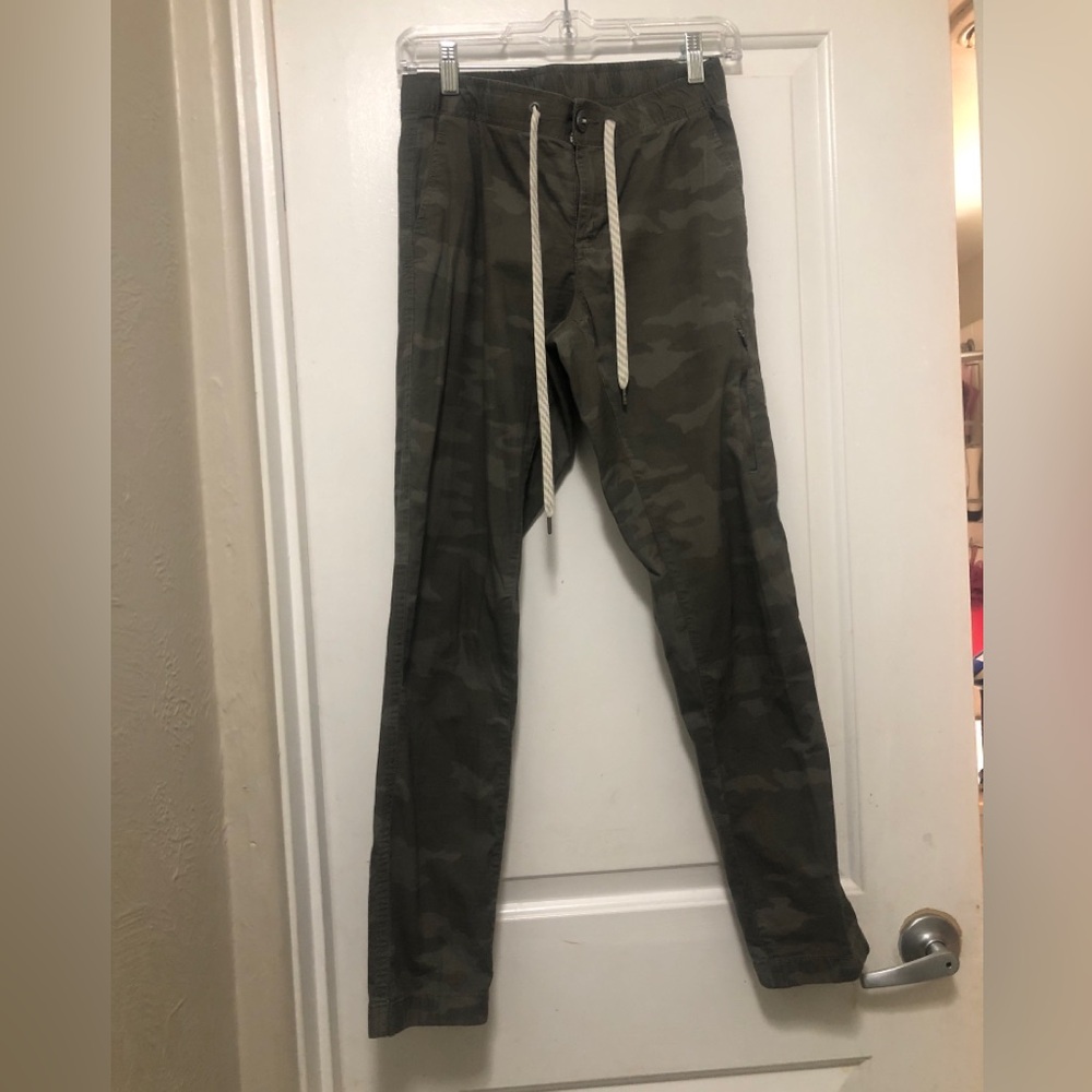 Vuori Camo Pants  women’s Size XS BEAUTIFUL